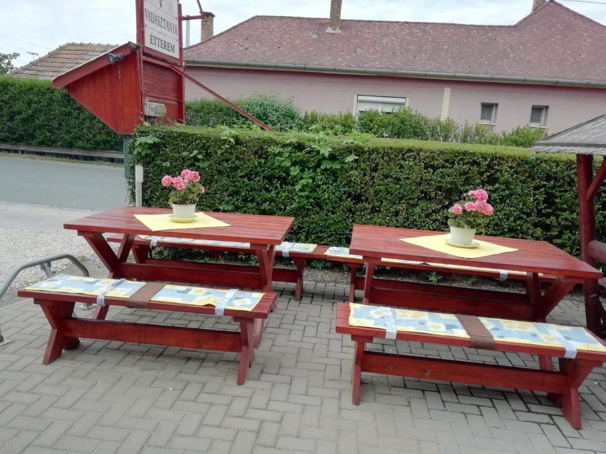 Apartamento Vadásztanya Fogadó Egerszalók Exterior foto